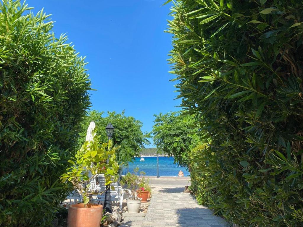 Apartments And Rooms Villa Luci Barbat na Rabu Bagian luar foto